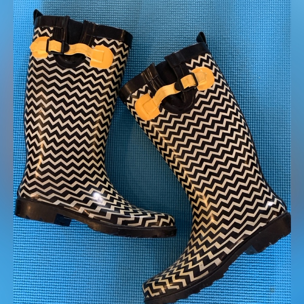 Capelli New York Women's Rain Boots - Black and Yellow Chevron (Size 7)